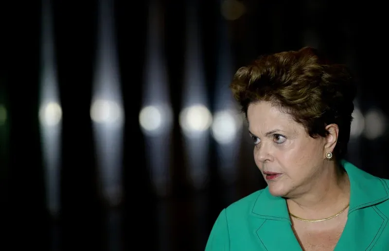 Dilma Rousseff é anistiada e recebe pedido oficial de desculpas do Estado brasileiro por perseguição e tortura na ditadura.