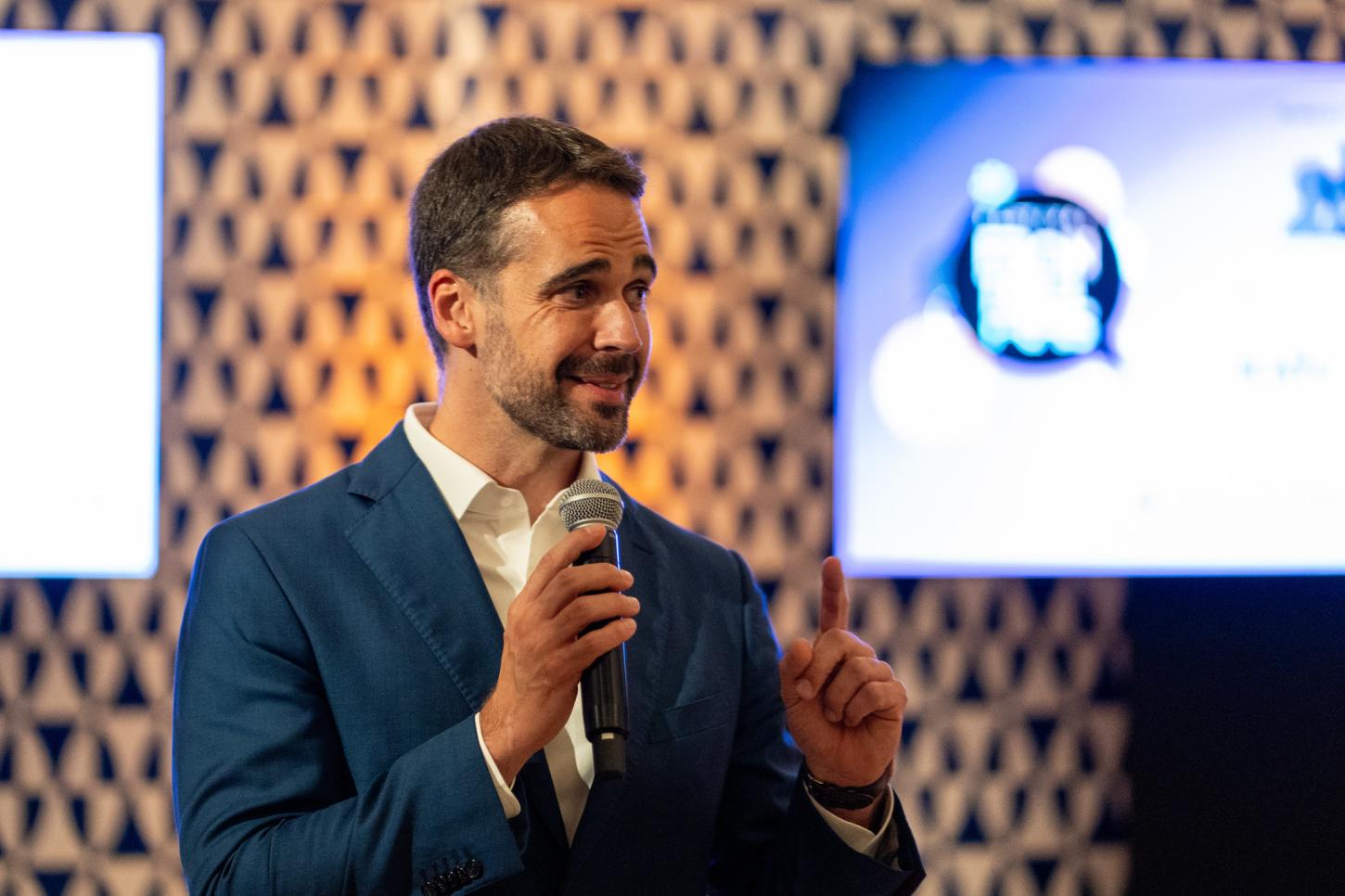 Eduardo Leite confirma pré-candidatura à Presidência em 2026.