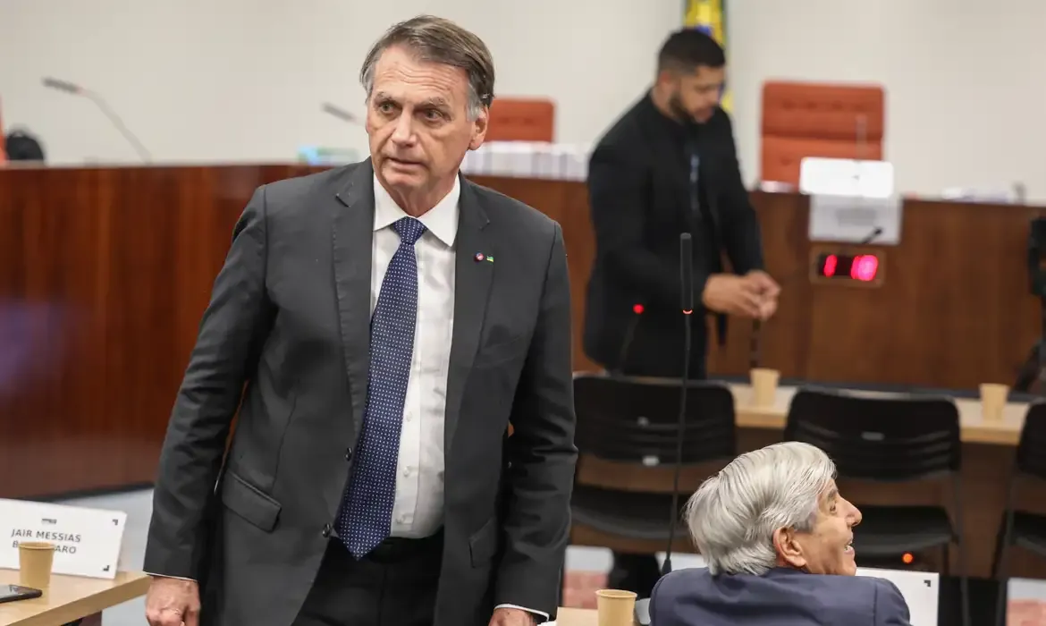 Bolsonaro nega plano de golpe em depoimento ao STF e diz que “nunca se falou em golpe” no governo.