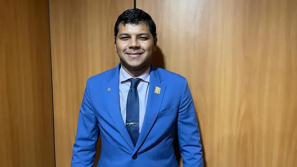 Deputado Diego Castro denuncia invasão à sua casa e suspeita de motivação política.