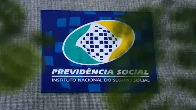Justiça Federal bloqueia R$ 23,8 milhões de empresas envolvidas em fraudes contra aposentados do INSS.