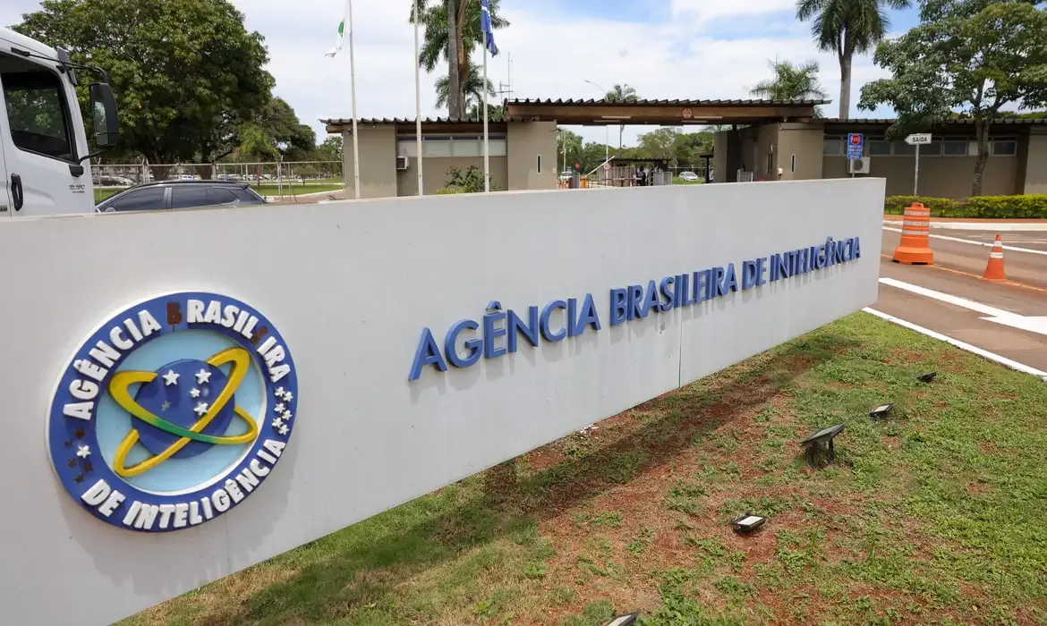 PF indicia Jair Bolsonaro, Carlos Bolsonaro e Alexandre Ramagem por espionagem ilegal na “Abin Paralela”.