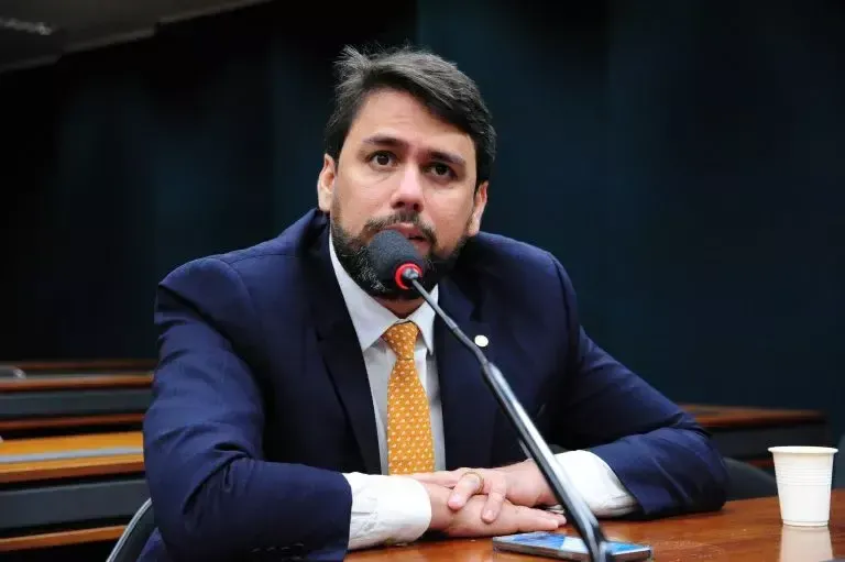 União Brasil propõe alternativas para evitar aumento do IOF e discute ajustes em benefícios sociais com o governo.