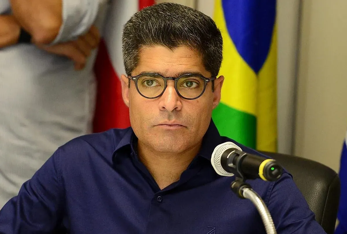 ACM Neto critica Jerônimo e diz que Baixo Sul viveu “fim de semana de terror” com ataques de facções.