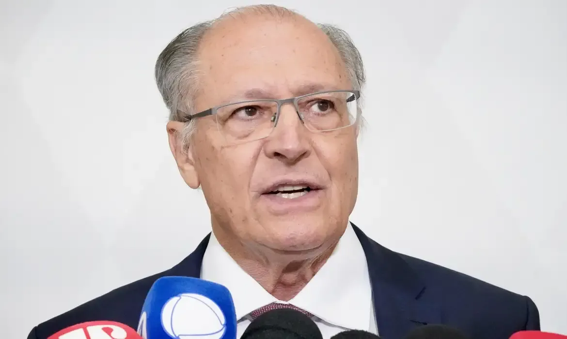 Alckmin se reúne com big techs após ameaça de tarifa de Trump a produtos brasileiros.
