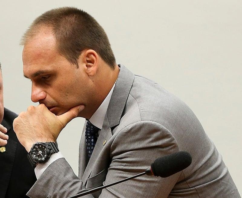 Eduardo Bolsonaro diz que não vai renunciar e planeja manter mandato por mais 3 meses.