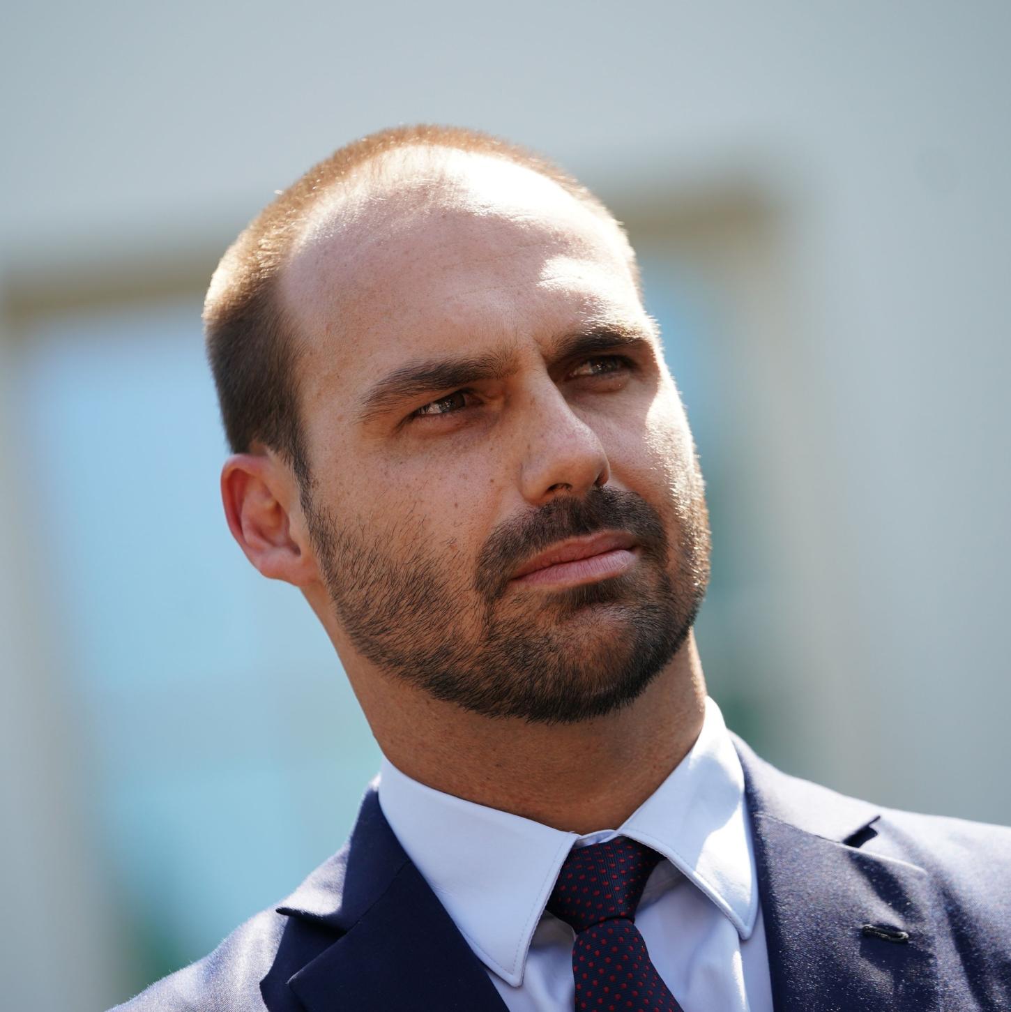 Eduardo Bolsonaro diz que não voltará ao Brasil e acusa Moraes de perseguição.