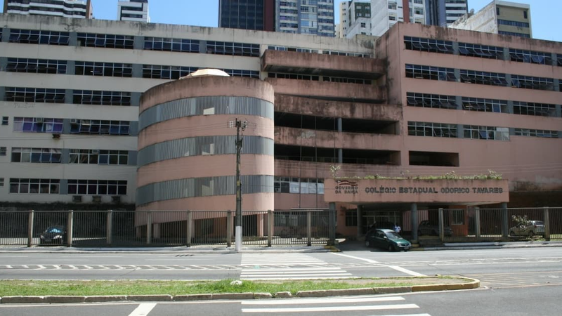 Governo da Bahia marca leilão do terreno do antigo Colégio Odorico Tavares em Salvador.