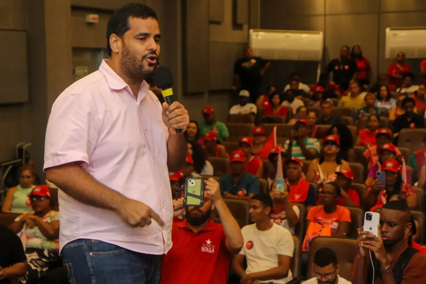 Tássio Brito é eleito presidente do PT-BA com apoio amplo e discurso por renovação e unidade.