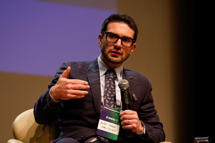 Economista de Harvard critica “tarifaço” de Trump e alerta para efeitos negativos nos EUA.