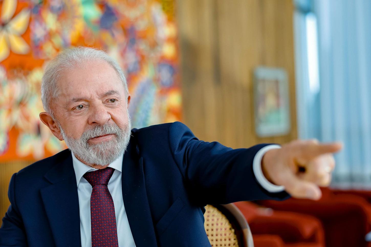 Lula rebate Trump e pede que EUA “não deem palpite” no Brasil.