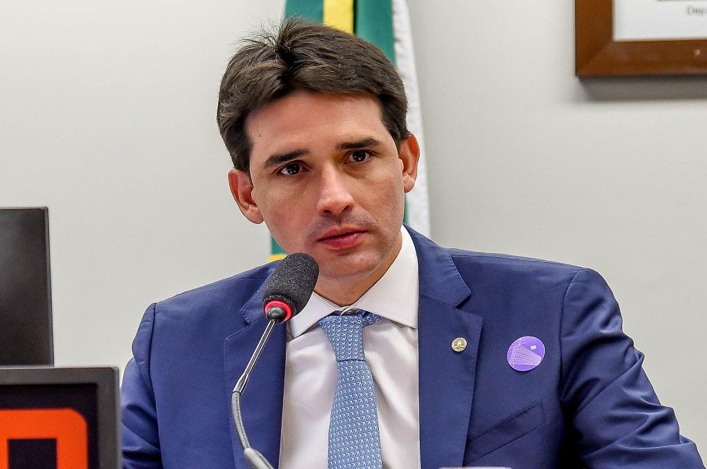Ministro critica tarifaço dos EUA e alerta para prejuízo a empresas brasileiras.