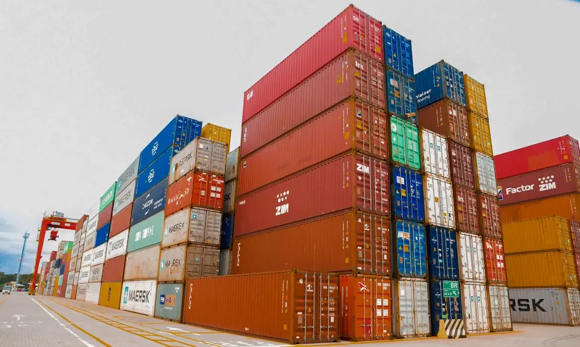 Brasil registra superávit de US$ 6,1 bi na balança comercial em agosto.