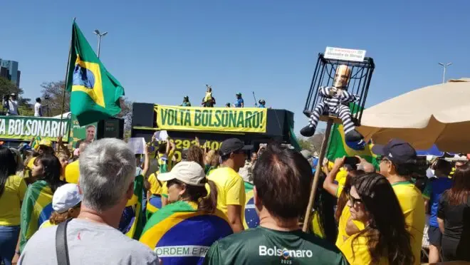 Manifestantes ocupam ruas no 7 de Setembro pedindo anistia e impeachment de Moraes.