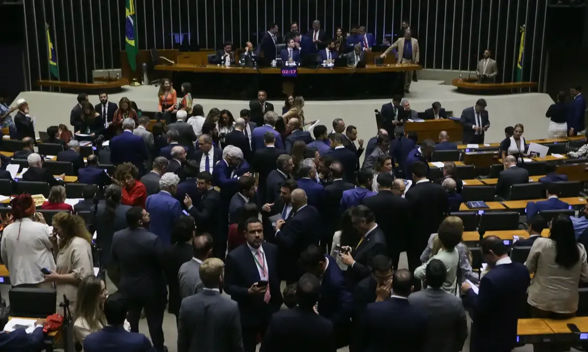 Câmara aprova isenção de IR para renda até R$ 5 mil com apoio unânime.