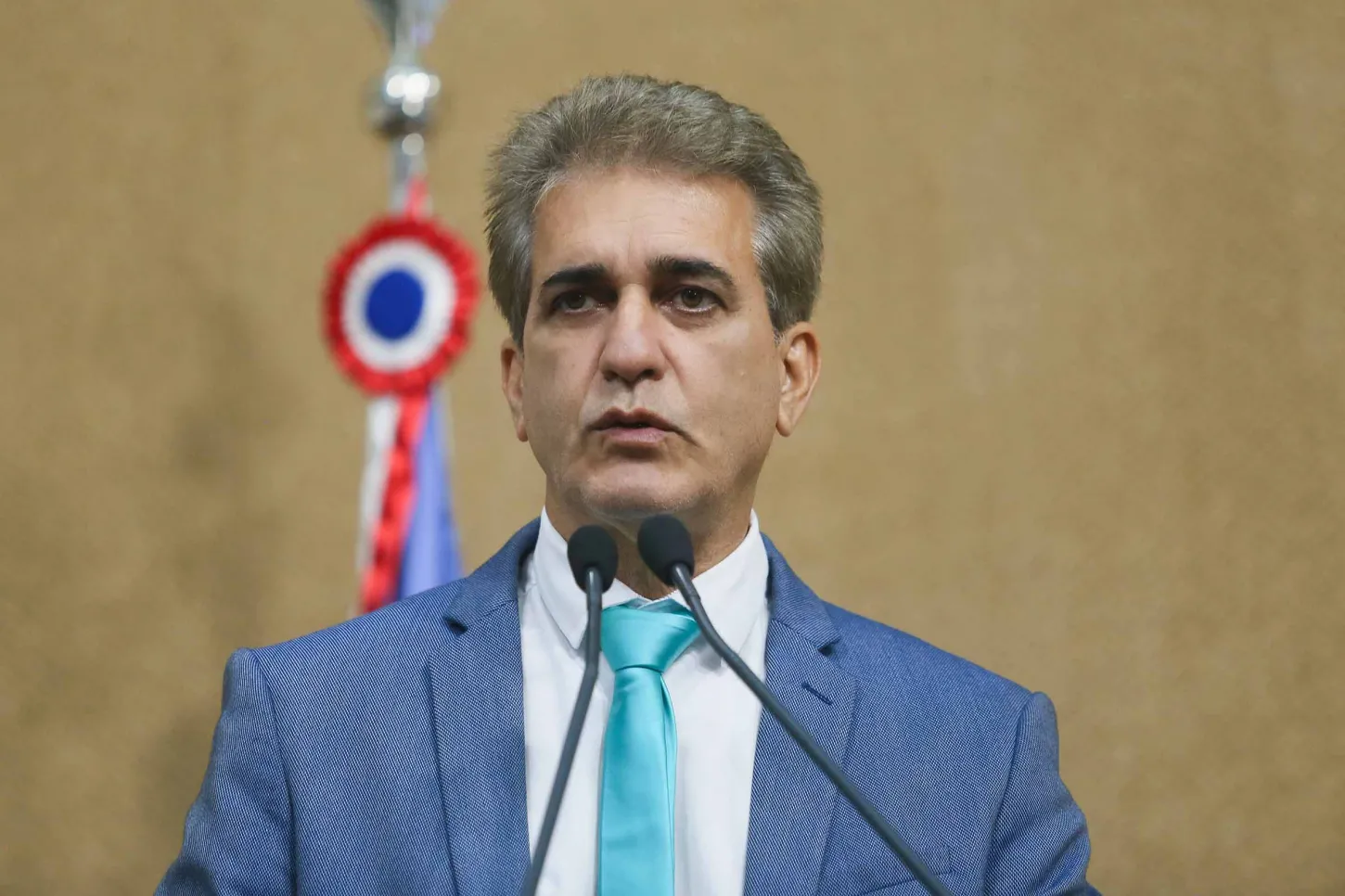 Robinson Almeida diz que ACM Neto está “abatido e em pânico” com apoio crescente a Jerônimo.