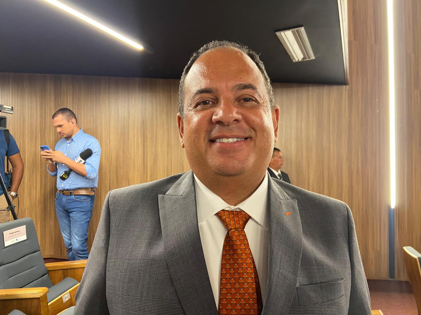 “Tem que sair da gaveta”: vereador cobra aliados e reforça apoio à pré-candidatura de ACM Neto ao governo da Bahia.