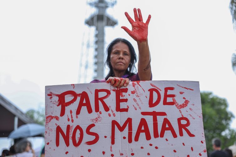 Apesar de medida protetiva, mulher é morta na rua por agressor em SP