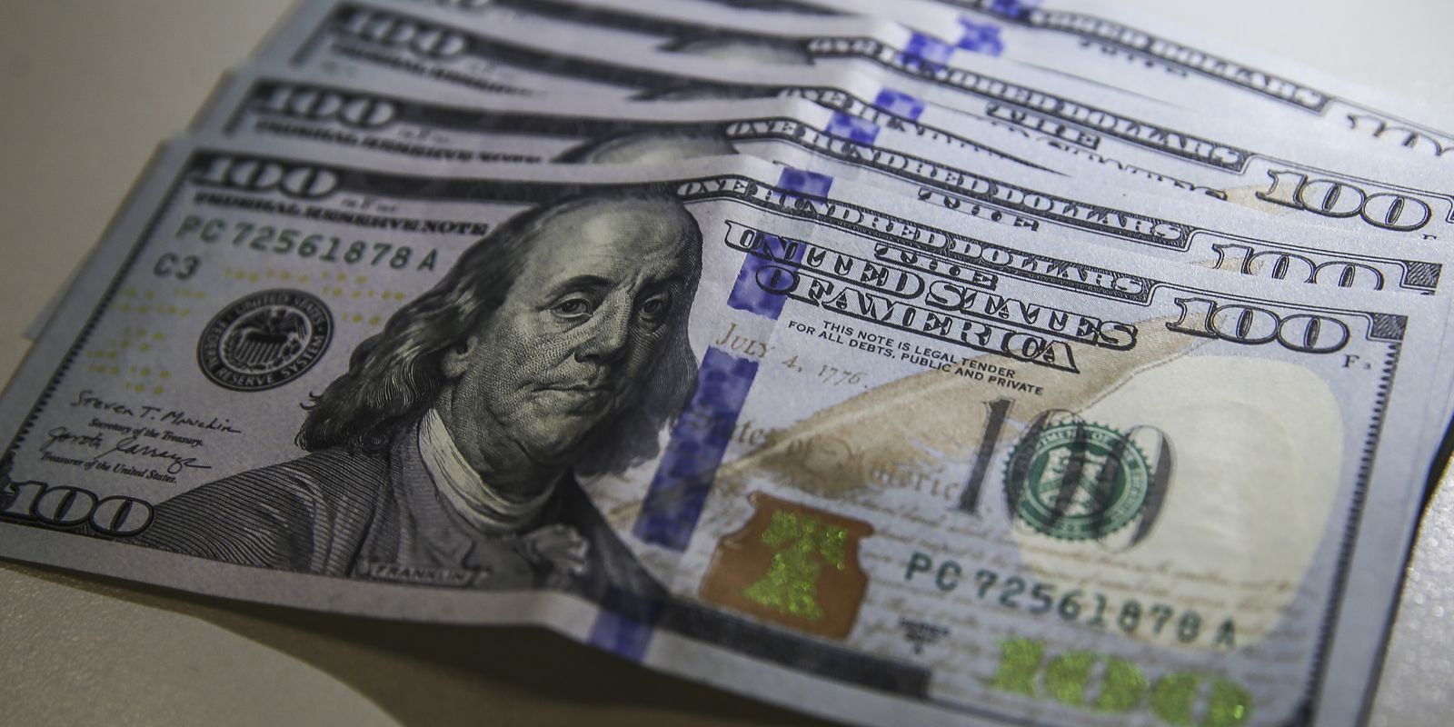 Dólar cai para R$ 5,20 e atinge menor valor em 20 meses