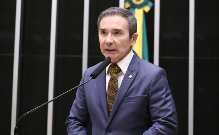 Projeto obriga órgãos públicos a oferecer atendimento em Libras para pessoas com deficiência auditiva